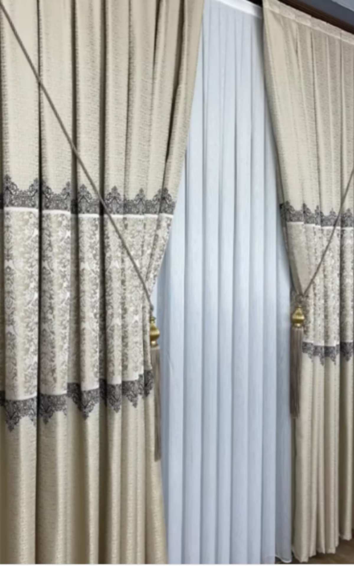 3 Krem Damask Desenli Hazır Dikili Fon Perde | En 90 cm x Boy 260 cm | 1/3 Sık Pile | 1 Çift (2 Kanat) - Görsel 1